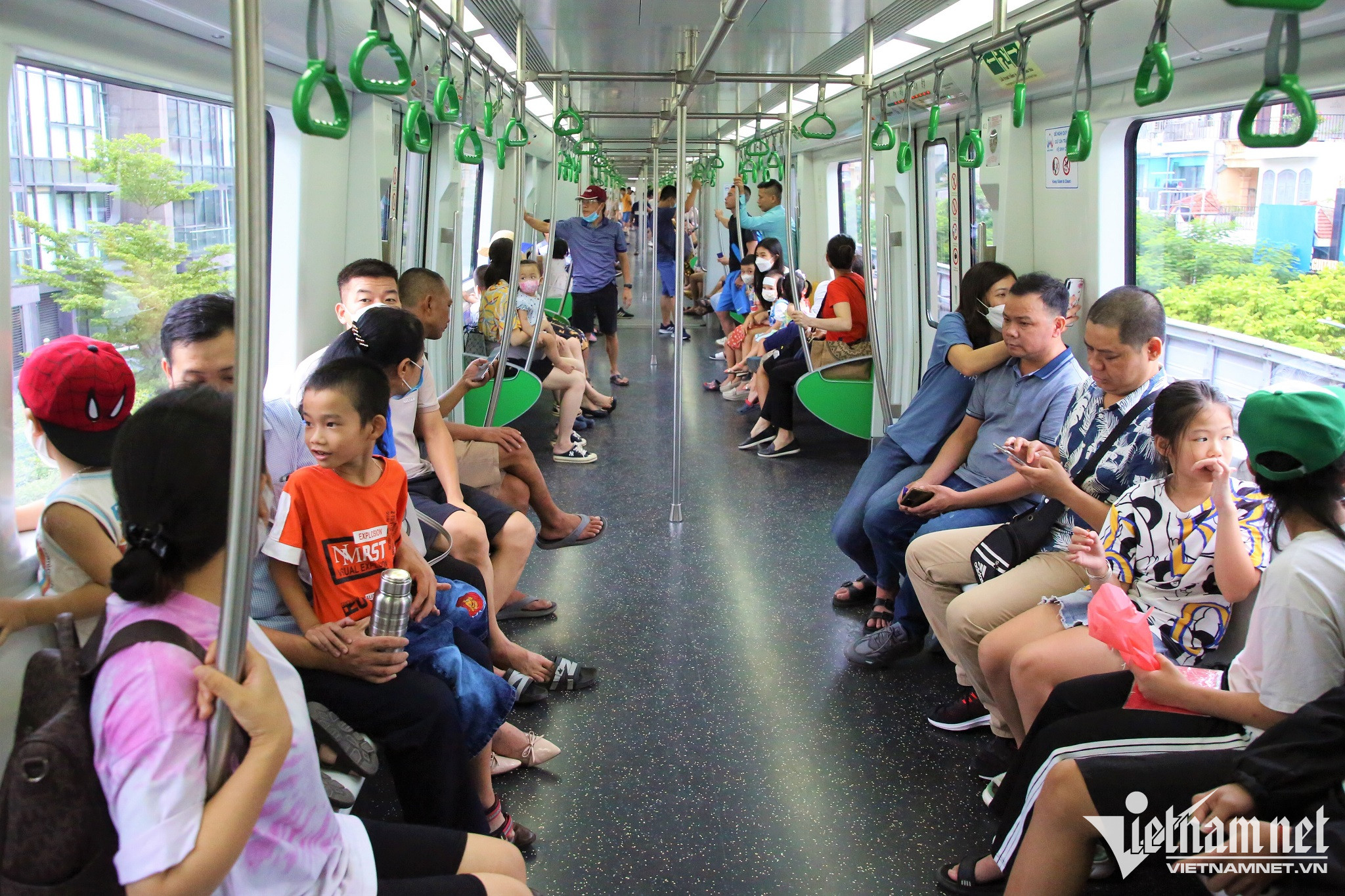 Trên đoàn tàu, tất cả các ghế đều kín chỗ, đối tượng hành khách chủ yếu là người già, trẻ em và các bạn trẻ đi check-in.
