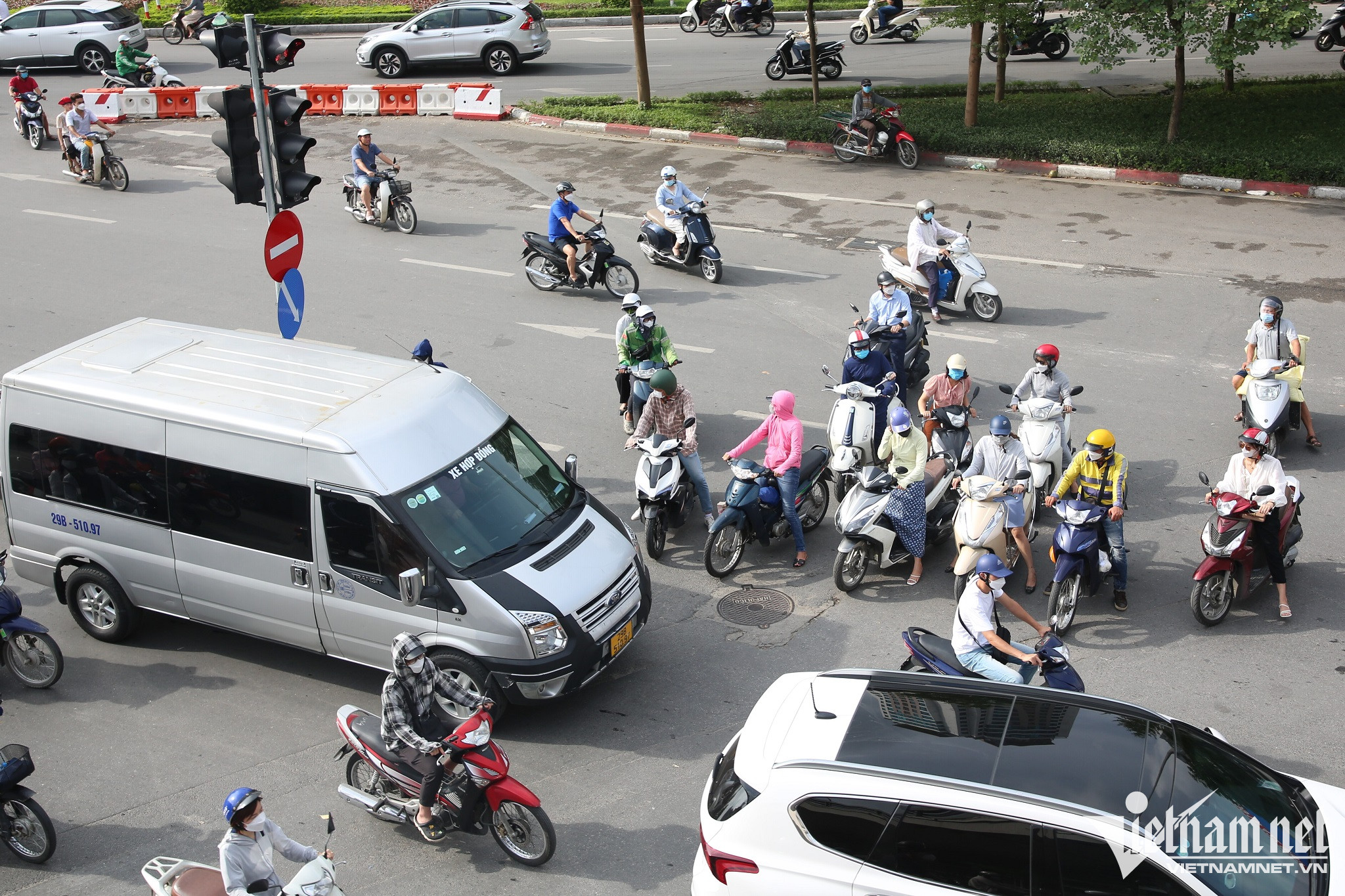 Không chỉ có vài xe, những lúc cao điểm, số lượng xe đi ngược chiều tới cả đoàn vài chục chiếc. Các xe này, đứng chiếm đến một nửa làn đường.