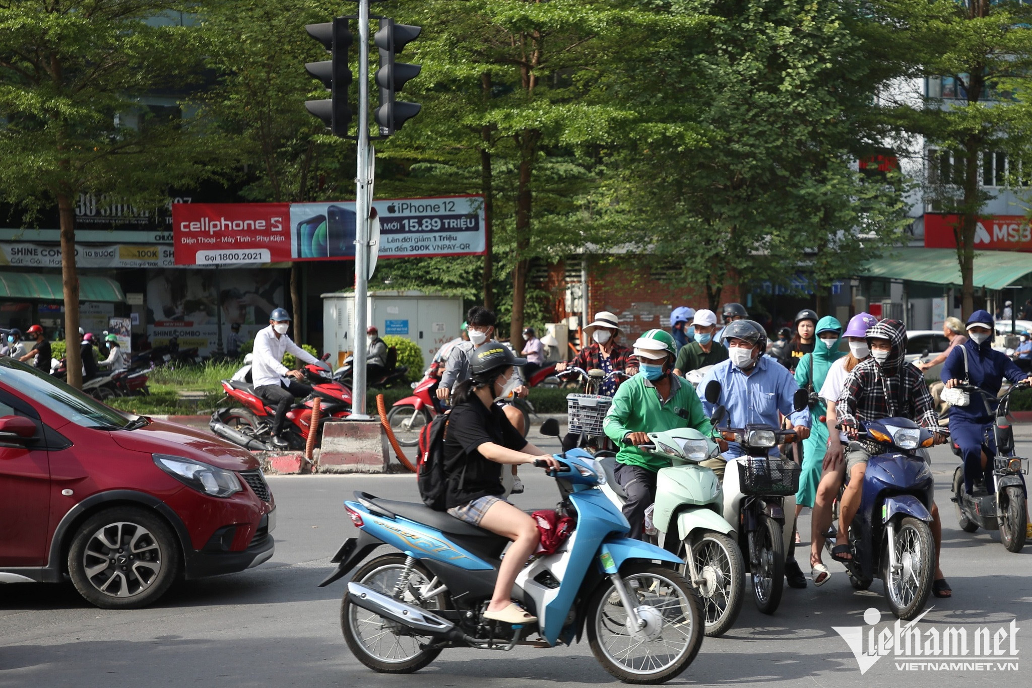 Chị Kiều Mai Liên (Ngã Tư Sở, Đống Đa) cho hay, tình trạng xe máy đi ngược chiều tại nút giao Ngã Tư Sở - Trường Chinh thường xuyên diễn ra, đã có khá nhiều vụ va chạm giao thông do xe máy đi ngược chiều gây ra.