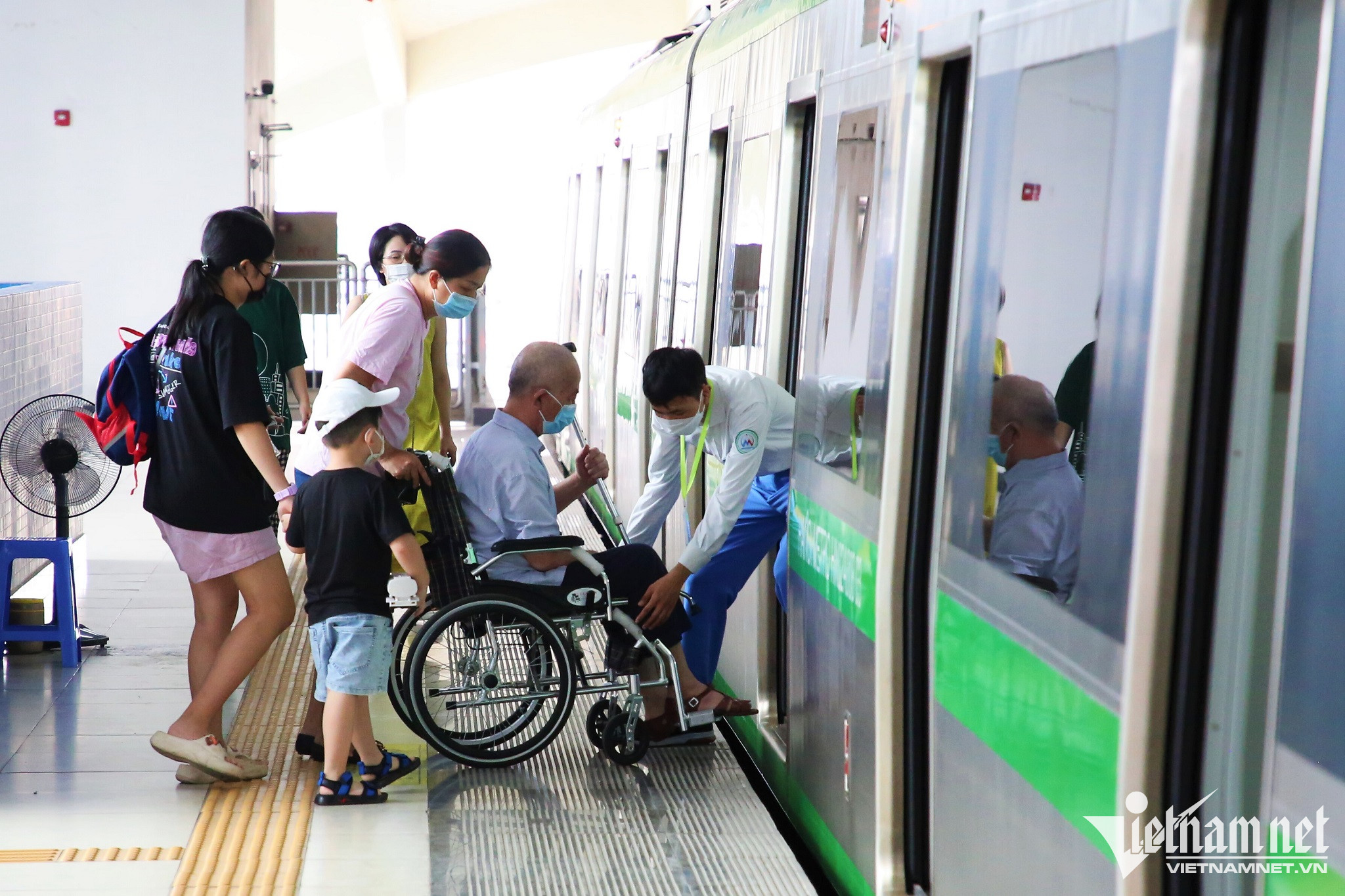 Theo ông Vũ Hồng Trường, Tổng Giám đốc Hanoi Metro, cần tăng cường mọi hướng tiếp cận đường sắt đô thị bằng cách tạo không gian đi bộ thông thoáng, tăng cường các điểm trông giữ xe quanh nhà ga. Trong đó, cần quan tâm nhiều hơn đến hành lang dành cho người khuyết tật, người già.