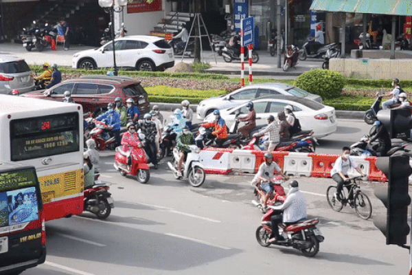 Xe máy ồ ạt đi ngược chiều tại nút giao thông 'nóng' nhất Hà Nội