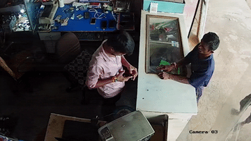 Thợ sửa smartphone choáng váng vì chiếc điện thoại phát nổ cháy dữ dội trên tay