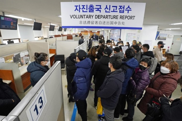 Hàn Quốc bắt hàng trăm người nước ngoài làm việc bất hợp pháp