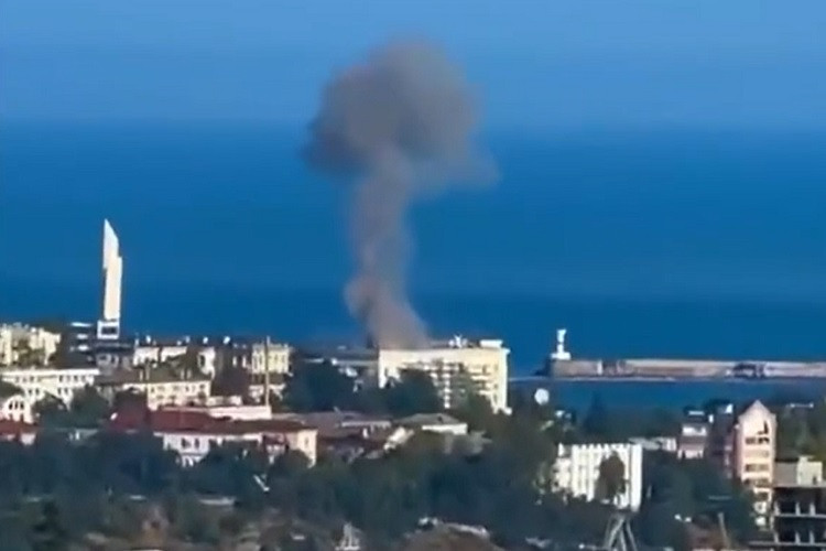 Trụ sở hạm đội Biển Đen bị tấn công, thêm tàu chở lương thực rời Ukraine