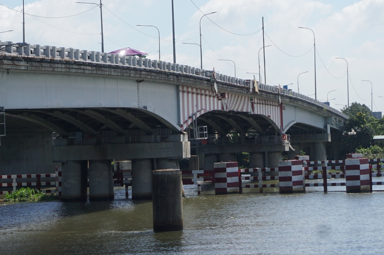 Ship damages bridge over Saigon River