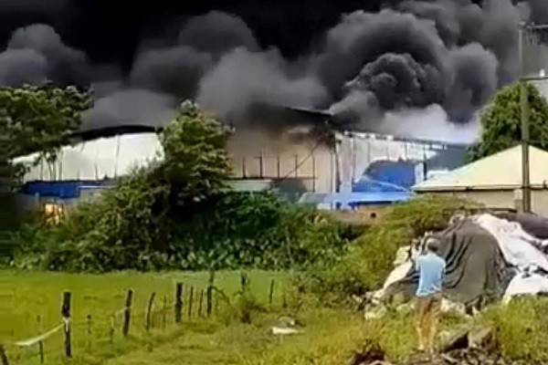Xưởng kinh doanh vải bốc cháy dữ dội ở Hà Nội