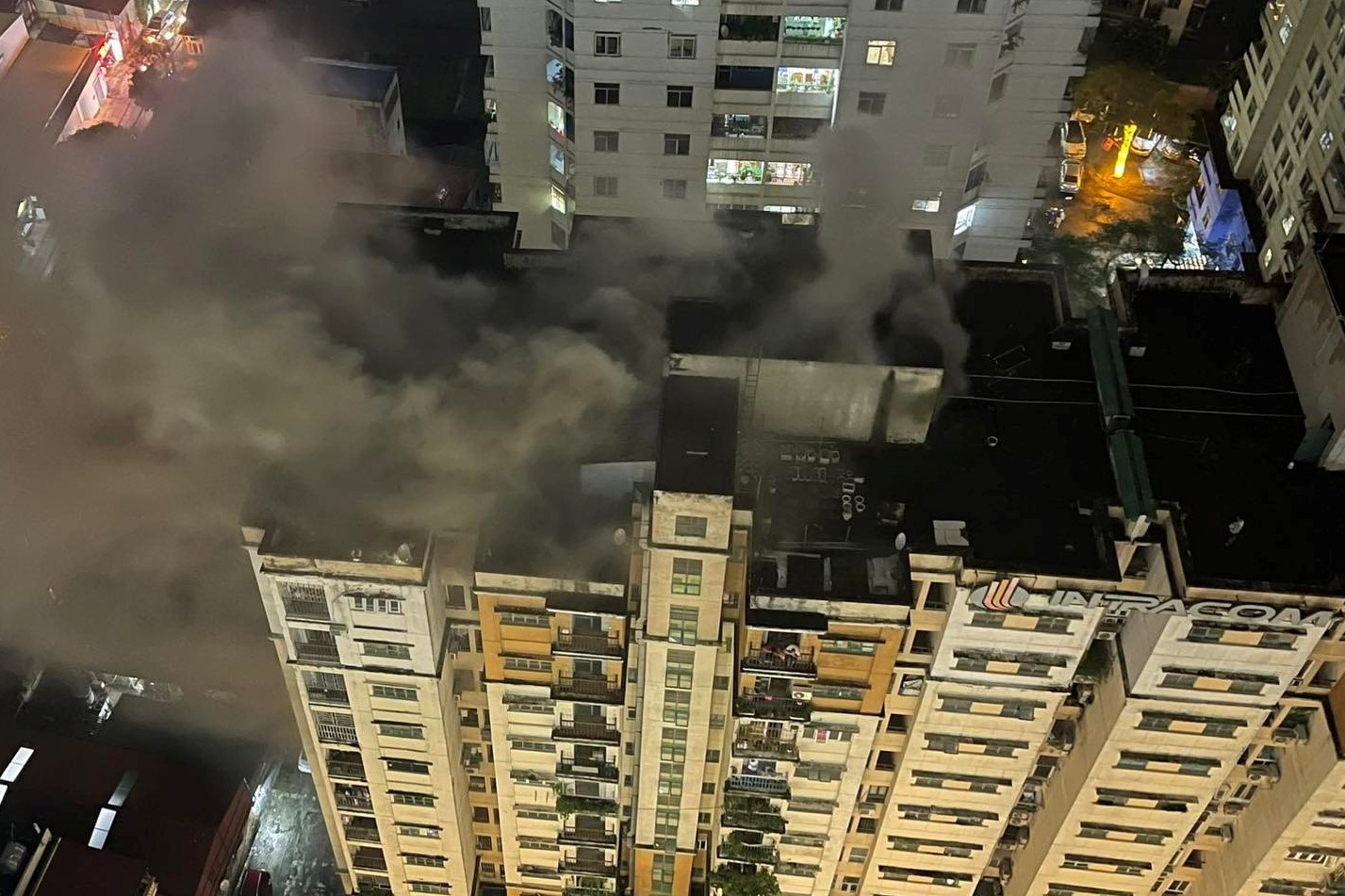 Giải cứu 15 người mắc kẹt trong vụ cháy chung cư ở Hà Nội