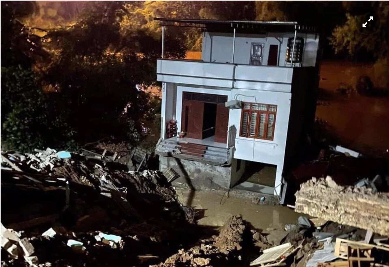 Sau mưa lớn, 3 căn nhà sụt xuống sông