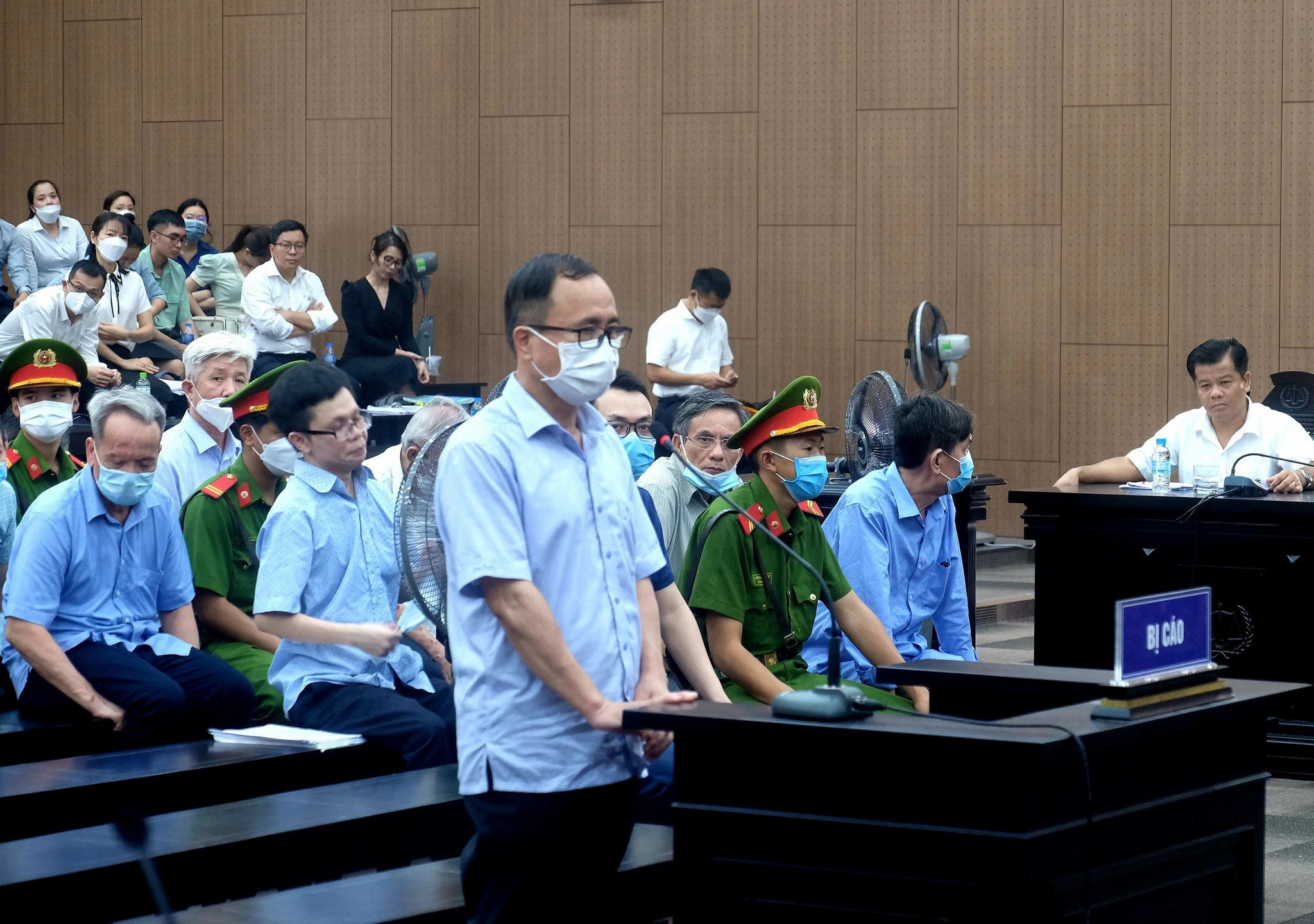 Những cựu quan chức đứng trước vành móng ngựa