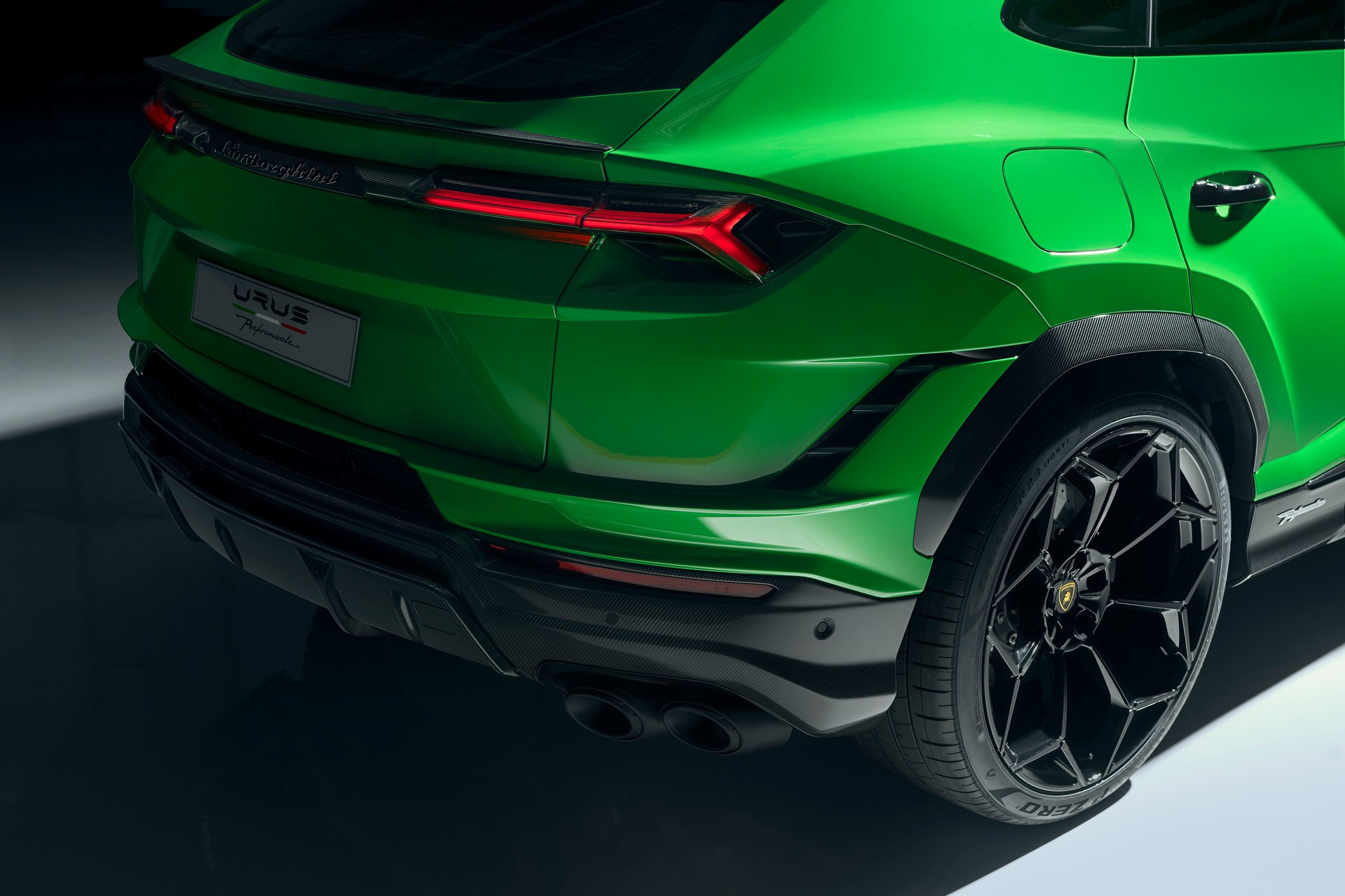 Siêu xe Lamborghini Urus Performante nhanh nhất thế giới sắp về giá 16,5 tỷ  đồng