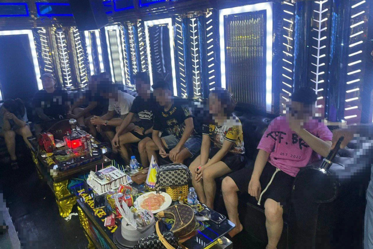 Hà Nội: 19 nam, nữ bay lắc trong quán karaoke đang sửa chữa - 1