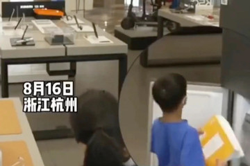 Cậu bé Trung Quốc giấu bài tập về nhà vào tủ lạnh