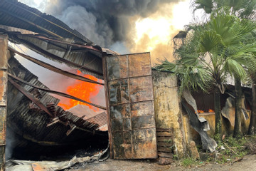 Cháy kho gỗ ở Hà Nội, cả xưởng 900m2 đổ sập