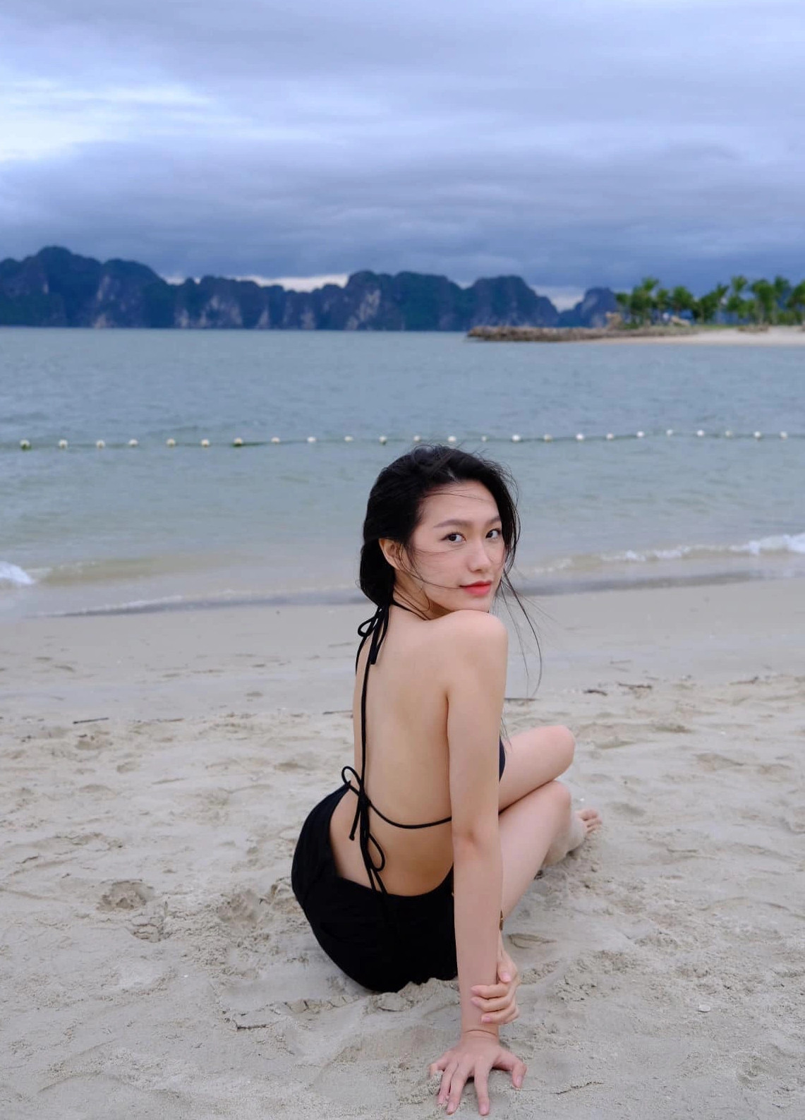 Bạn gái Đoàn Văn Hậu, Nhâm Mạnh Dũng lộ nhan sắc thật với bikini - 1