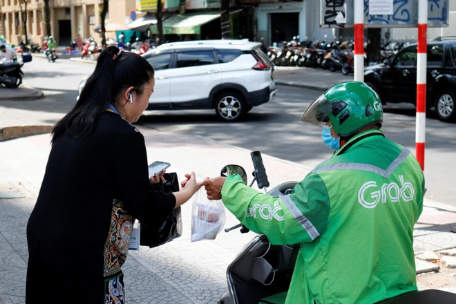 Tài xế tố Grab ăn chặn phí ship