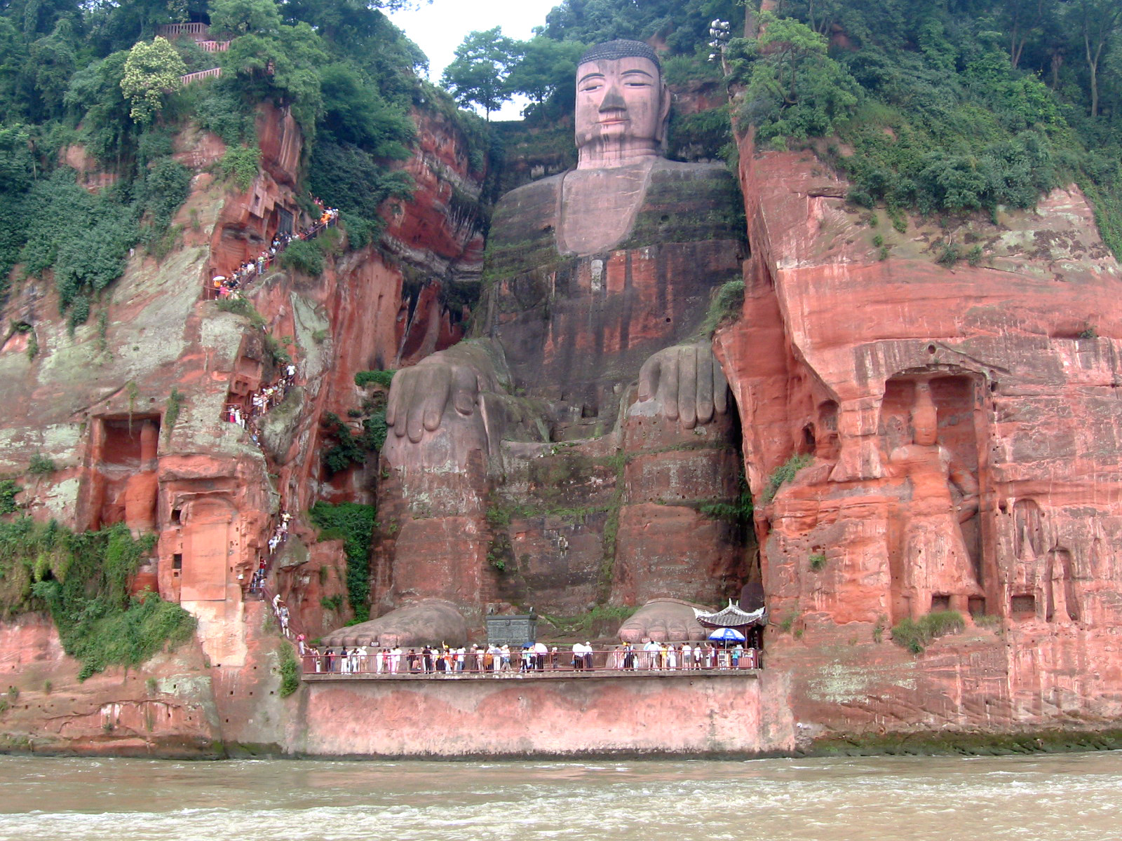 Tượng Phật đá lớn nhất thế giới lần đầu tiên lộ diện toàn bộ