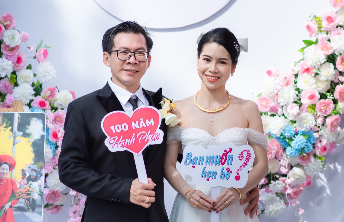 Bài ảnh - Thương Tín hát đám cưới