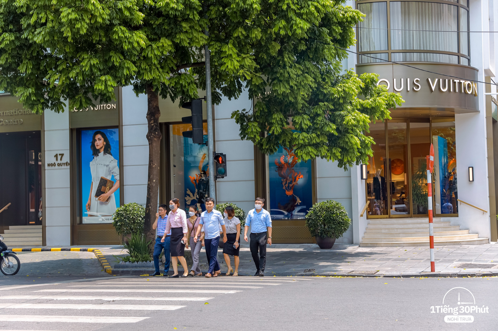Dân văn phòng khu đắt đỏ, sang chảnh như Tràng Tiền lại dùng bữa trưa với giá dưới 50k, một điểm khác biệt hoàn toàn với những khu văn phòng khác khiến nhiều người bất ngờ - Ảnh 1.