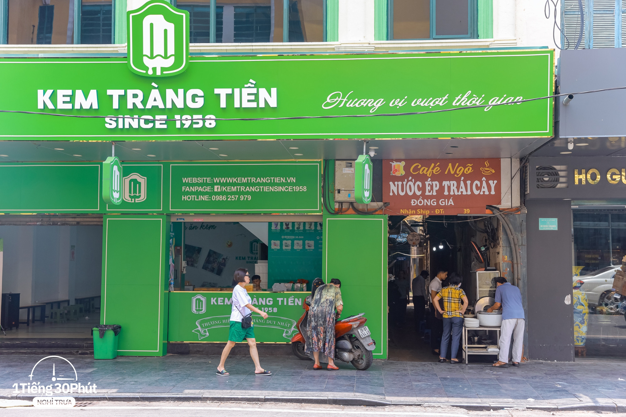 Dân văn phòng khu đắt đỏ, sang chảnh như Tràng Tiền lại dùng bữa trưa với giá dưới 50k, một điểm khác biệt hoàn toàn với những khu văn phòng khác khiến nhiều người bất ngờ - Ảnh 2.