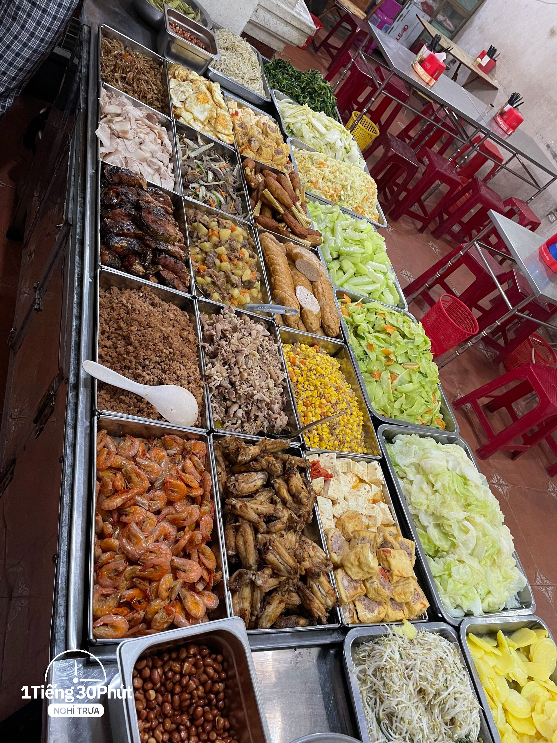 Dân văn phòng khu đắt đỏ, sang chảnh như Tràng Tiền lại dùng bữa trưa với giá dưới 50k, bất ngờ với một điểm hoàn toàn khác với những khu văn phòng khác - Ảnh 11.