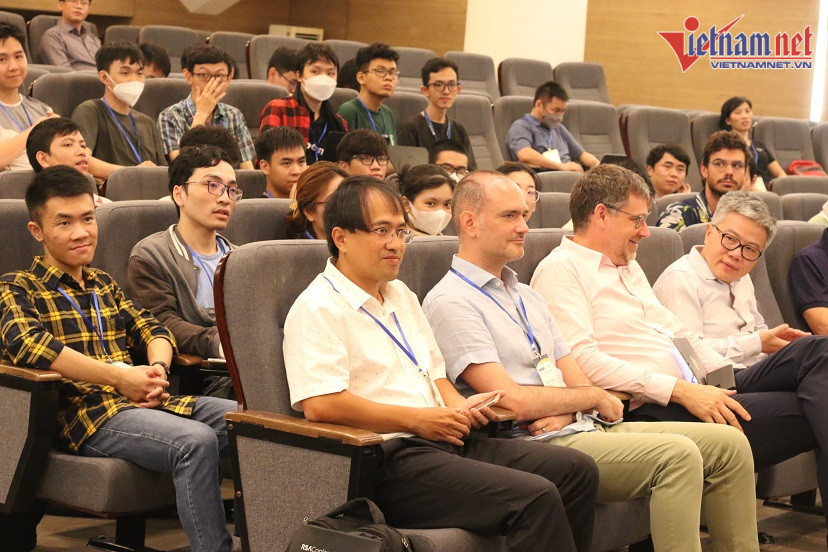 Tác giả sơ đồ siêu mật mã chống được máy tính lượng tử đến Việt Nam