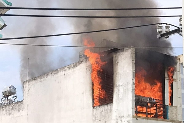 Nhà 3 tầng ở TP.HCM cháy lớn kèm tiếng nổ, nhiều người tháo chạy