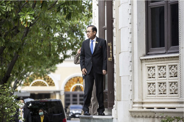 Thủ tướng Thái Lan bị đình chỉ chức vụ