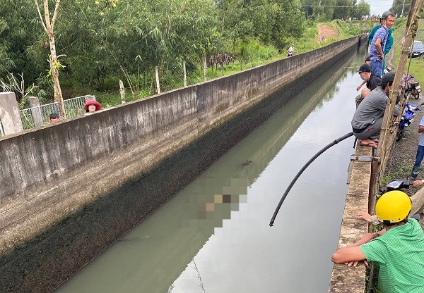 Thi thể thanh niên dưới mương nước, xe máy chổng bánh trên bờ