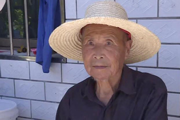 Bố 92 tuổi ở nhà dột nát, 5 con trai xây biệt thự sống xung quanh