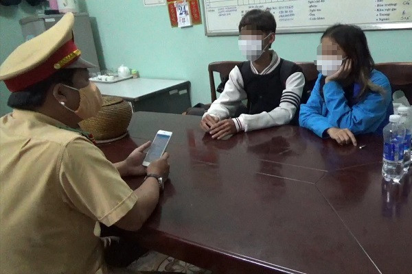 Công an chặn kiểm tra tàu Bắc-Nam, cứu cặp đôi bị lừa ‘việc nhẹ lương cao’