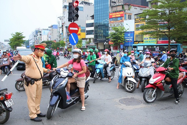 Trăm xe máy 'vô tư' ngược chiều ở Ngã Tư Sở, CSGT gặp khó khi xử phạt