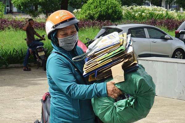 Người Đà Nẵng hào hứng đi đổi rác lấy tiền, quà