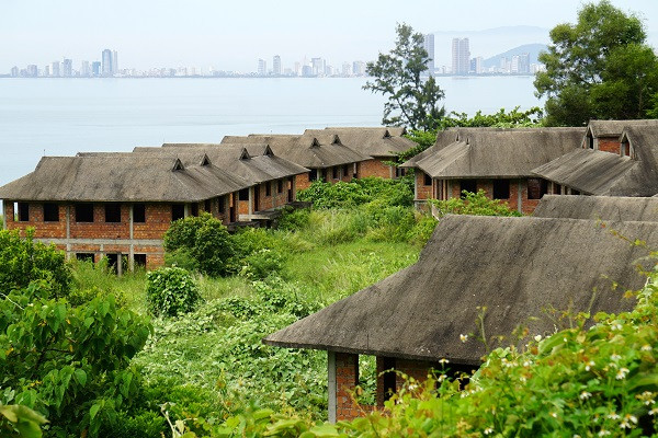 Cận cảnh những biệt thự 'ma' bỏ hoang trên bán đảo Sơn Trà