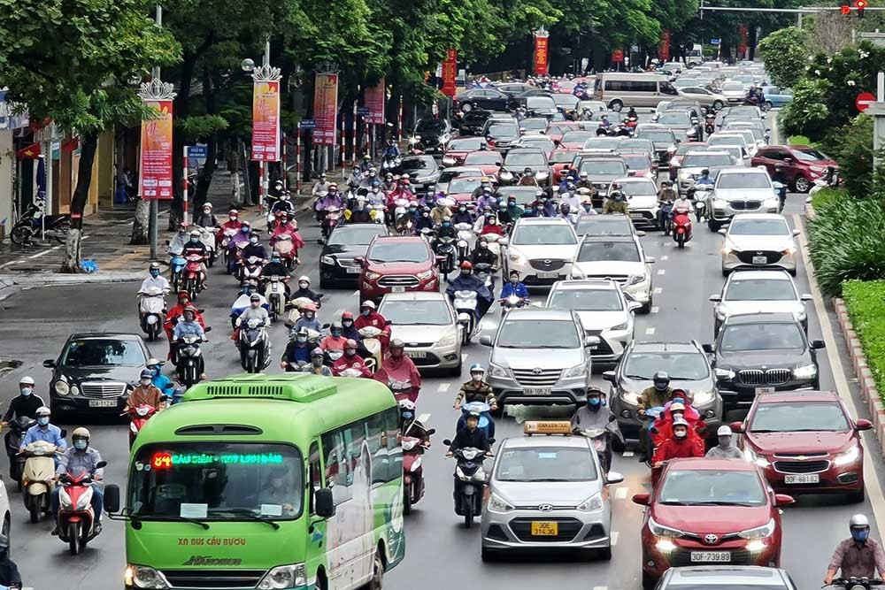 Đường phố Hà Nội nơi đông đúc, nơi thoáng đãng ngày đầu