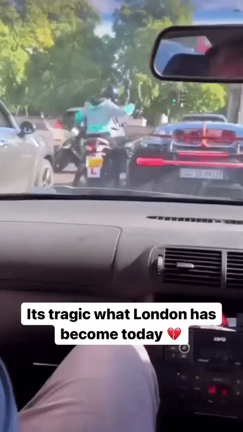 Thanh niên đi xe máy dùng búa đập vỡ kính siêu xe Bugatti