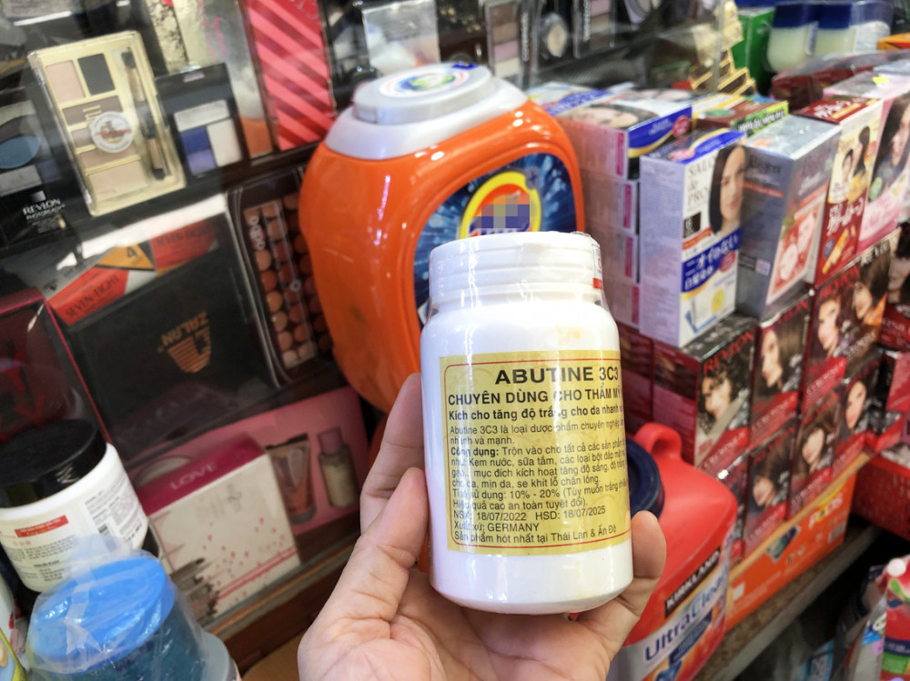 Việc sử dụng các loại mỹ phẩm mập mờ nguồn gốc, chất lượng có thể gây ảnh hưởng lớn đến sức khỏe người dùng - ẢNH: T.H