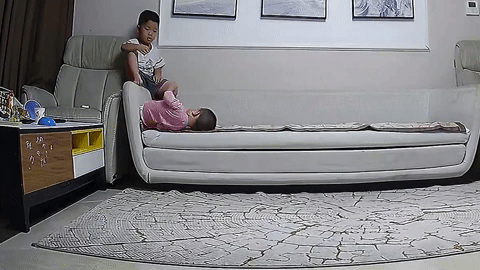 Bé gái rơi khỏi ghế sofa, anh trai 5 tuổi cứu nguy trong gang tấc