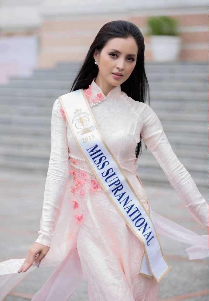 International beauty queens shine in Vietnamese ao dai
