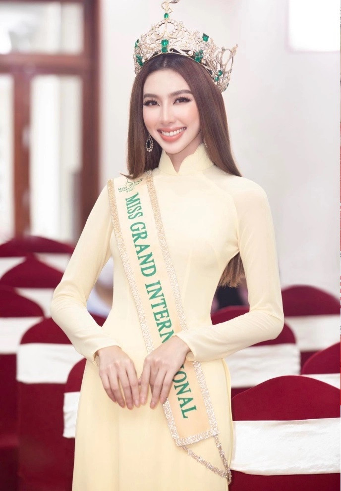 International beauty queens shine in Vietnamese ao dai