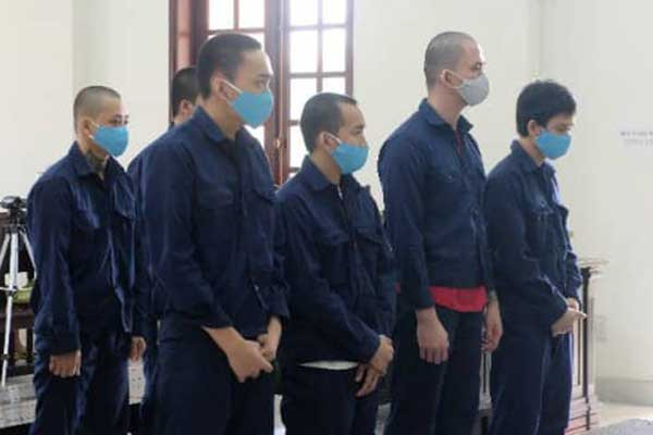 Vi phạm giao thông, rủ nhau đánh hội đồng công an