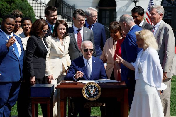 Tổng thống Biden ký sắc lệnh triển khai 6 ưu tiên về công nghiệp bán dẫn