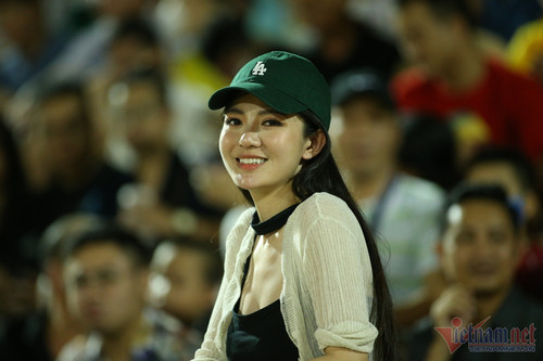 MC Tú Linh, fan nữ SLNA ‘đại náo’ sân Vinh