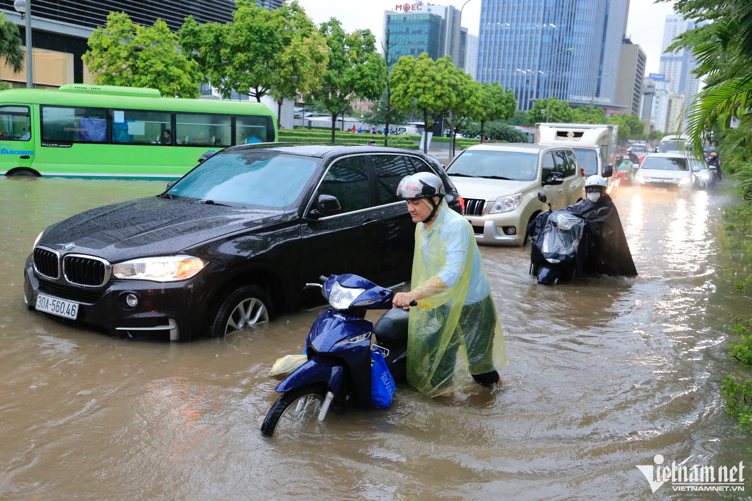 Cán cân trong xét tặng huân chương cho Công ty Thoát nước Hà Nội