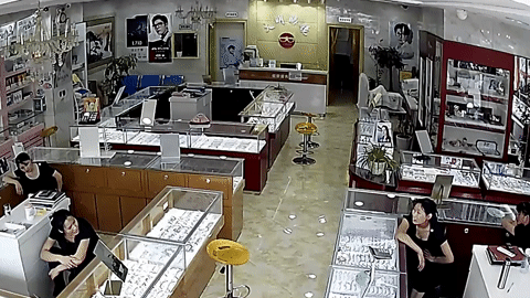 Nhân viên cửa hàng sốc sau tiếng động lớn xuất hiện 1 bàn chân trên trần nhà