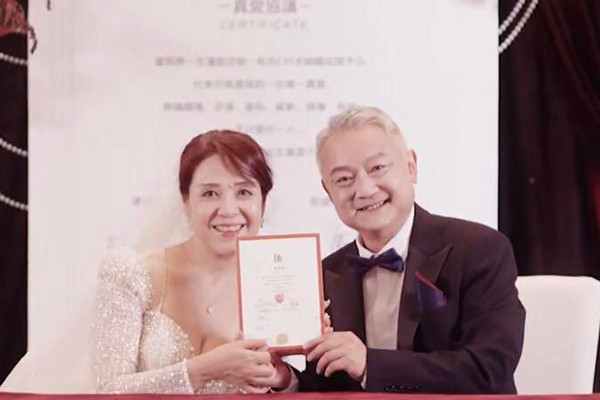 'Giả Bảo Ngọc' Âu Dương Phấn Cường cầu hôn vợ tuổi 59