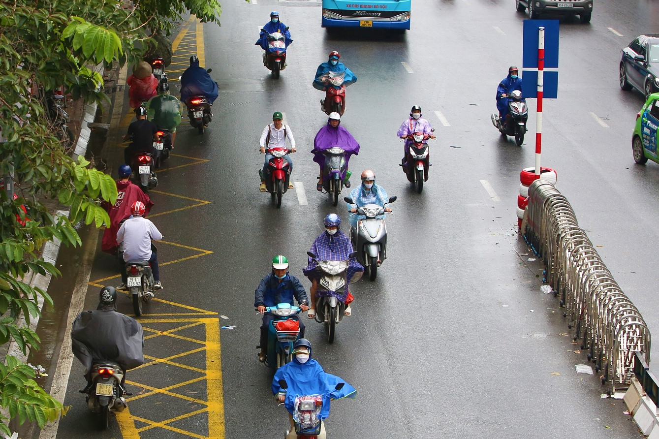 Xe may tạt đầu ô to, bất chấp phân làn để đi ngược chiều ở đường Nguyễn Trãi