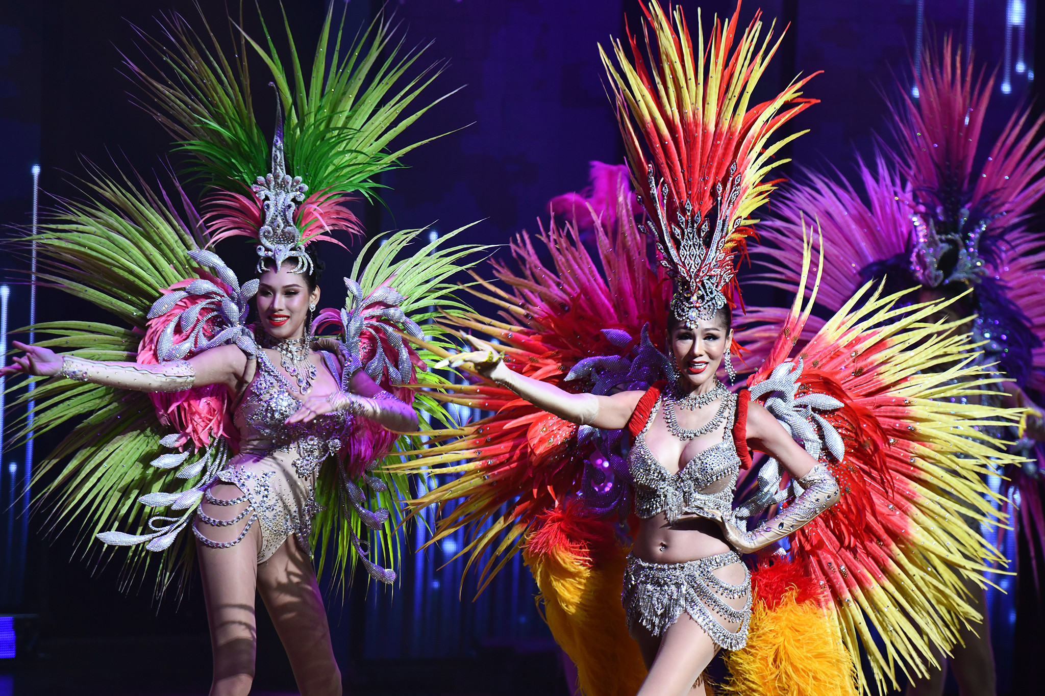 Cận cảnh show diễn sắc màu của các vũ công chuyển giới ở Thái Lan