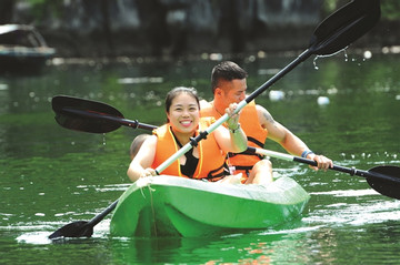 Cat Ba Island, the ’pearl’ of the north for tourists