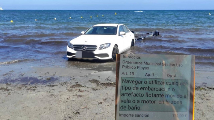 Xe sang Mercedes-Benz mắc kẹt trên bãi biển vì chủ xe thích thể hiện