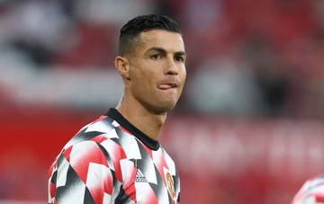 Ronaldo xin hoán đổi đến Napoli, MU té bật ngửa